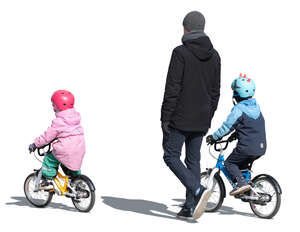 father with two kids on the bikes