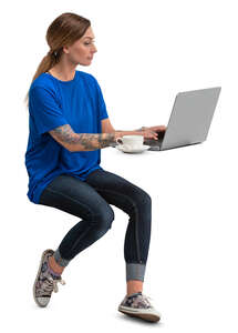 woman with a laptop sitting in a cafe