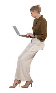 woman with a laptop leaning on a table